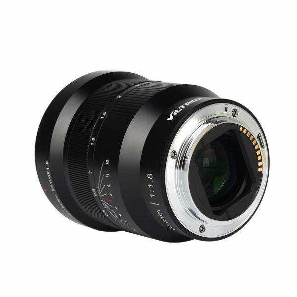 Viltrox MF 85mm f/1.8 PFU RBMH -objektiivi Sonylle on esitetty mustana hopeisella kiinnikkeellä ja elektronisilla koskettimilla valkoisella taustalla, ja objektiivin merkinnät ja aukon numerot ovat näkyvissä tynnyrissä.