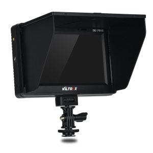Viltrox DC 70II 7" HDMI-monitori, johon on kiinnitetty aurinkohuppu ja joka on asennettu kameran hot shoe -sovittimeen, näkyy valkoista taustaa vasten.