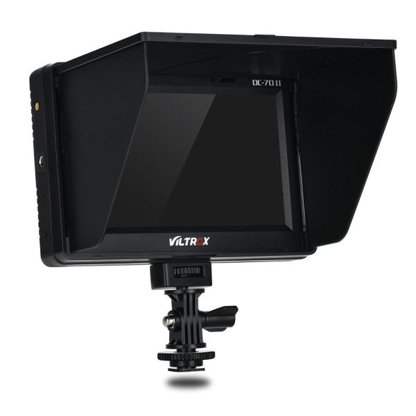 Viltrox DC 70II 7" HDMI-monitori, johon on kiinnitetty aurinkohuppu ja joka on asennettu kameran hot shoe -sovittimeen, näkyy valkoista taustaa vasten.