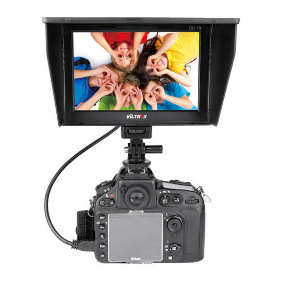 Viltrox DC 70II 7" HDMI-monitori näyttää kuusi ihmistä, jotka makaavat ympyrässä, katsovat ylöspäin ja tekevät leikkisiä kädenliikkeitä silmiensä ympärillä.