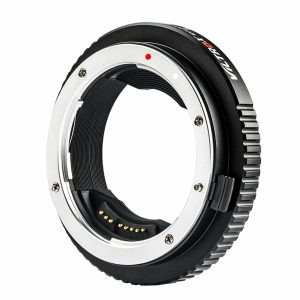Lähikuva Viltrox EF-GFX II Autofocus Adapterista, mustasta ja hopeisesta kameran objektiivisovitinrenkaasta, jossa on elektroniset koskettimet ja punainen kohdistuspiste, eristettynä valkoisella taustalla.