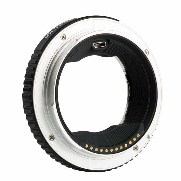 Viltrox EF - GFX II Autofocus Adapterin lähikuvassa sen metallisesta ja mustasta renkaasta paljastuvat elektroniset koskettimet ja USB-portti, jotka mahdollistavat automaattitarkennuksen yhteensopivuuden EF-mount-objektiivien ja Fujifilm GFX -kamerarunkojen välillä.