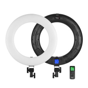 Kuvassa on kaksi Viltrox VL 600T Ring LED -valaisinta - toinen näyttää etupuolen valkoisella diffuusorilla, toinen paljastaa takapuolen, jossa on digitaalinen näyttö ja ohjauspainikkeet. Niiden vieressä on kaukosäädin.
