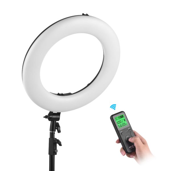 Viltrox VL 600T Ring LED Light -rengasvalo on valkoinen pyöreä LED-rengasvalo jalustalla, ja siinä näkyy käsi, jossa on langaton kaukosäädin, joka näyttää asetukset vihreällä näytöllä.