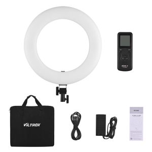 Viltrox VL 600T Ring LED Light -rengasvalo -pakkaus sisältää pyöreän LED-valon, kaukosäätimen, kantolaukun, virtalähteen kaapeleineen ja käyttöohjeen, jotka kaikki näkyvät siististi valkoisella pohjalla.