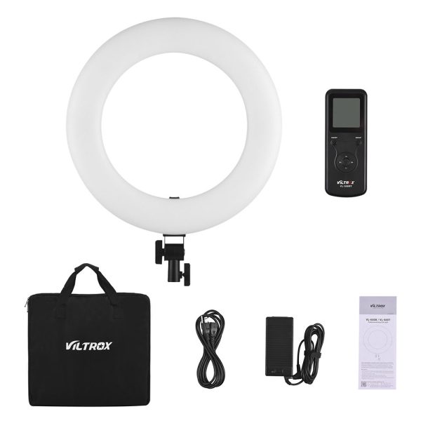Viltrox VL 600T Ring LED Light -rengasvalo -pakkaus sisältää pyöreän LED-valon, kaukosäätimen, kantolaukun, virtalähteen kaapeleineen ja käyttöohjeen, jotka kaikki näkyvät siististi valkoisella pohjalla.