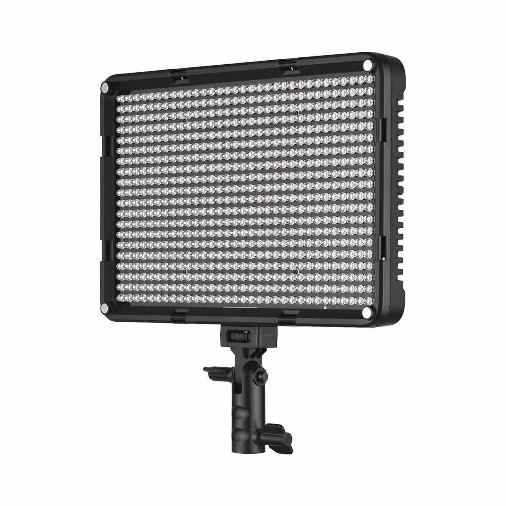 Viltrox VL D640T LED-valo on suorakulmainen paneeli, jossa on useita rivejä pieniä LED-valoja, jotka on sijoitettu säädettävään mustaan jalustaan valkoista taustaa vasten.