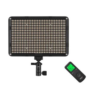 Viltrox VL D640T LED-valaisin on suorakulmainen paneeli, jossa on useita pieniä lamppuja, joka on asennettu säädettävään jalustaan ja jossa on musta kaukosäädin, jossa on vihreä digitaalinen näyttö ja useita painikkeita.