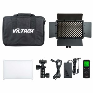 Viltrox VL S192T LED-valosarja, jossa on kantolaukku, LED-paneeli lato-ovilla, valkoinen diffuusori, kiinnike, virtalähde, kaapelit ja digitaalinen kaukosäädin valkoisella pohjalla.
