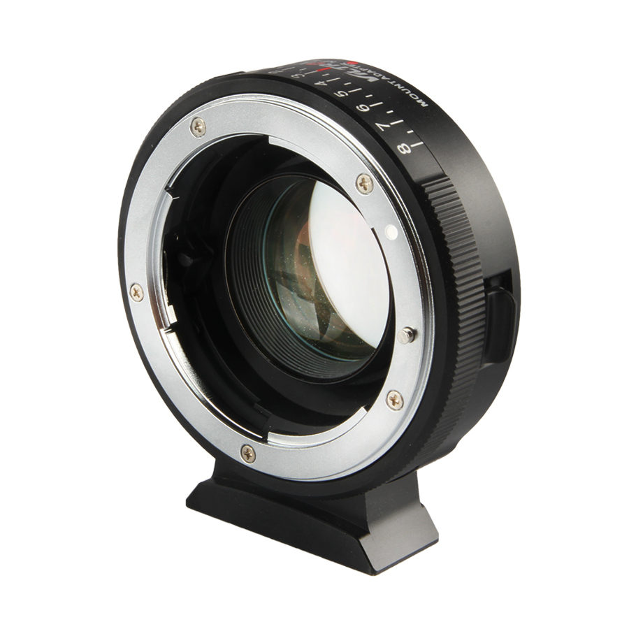 Viltrox Nikon F - M43X Lens Mount Adapter 0.71x -objektiivin lähikuvassa näkyy sen numeeriset merkinnät, keskeinen lasielementti ja tukeva musta jalusta.