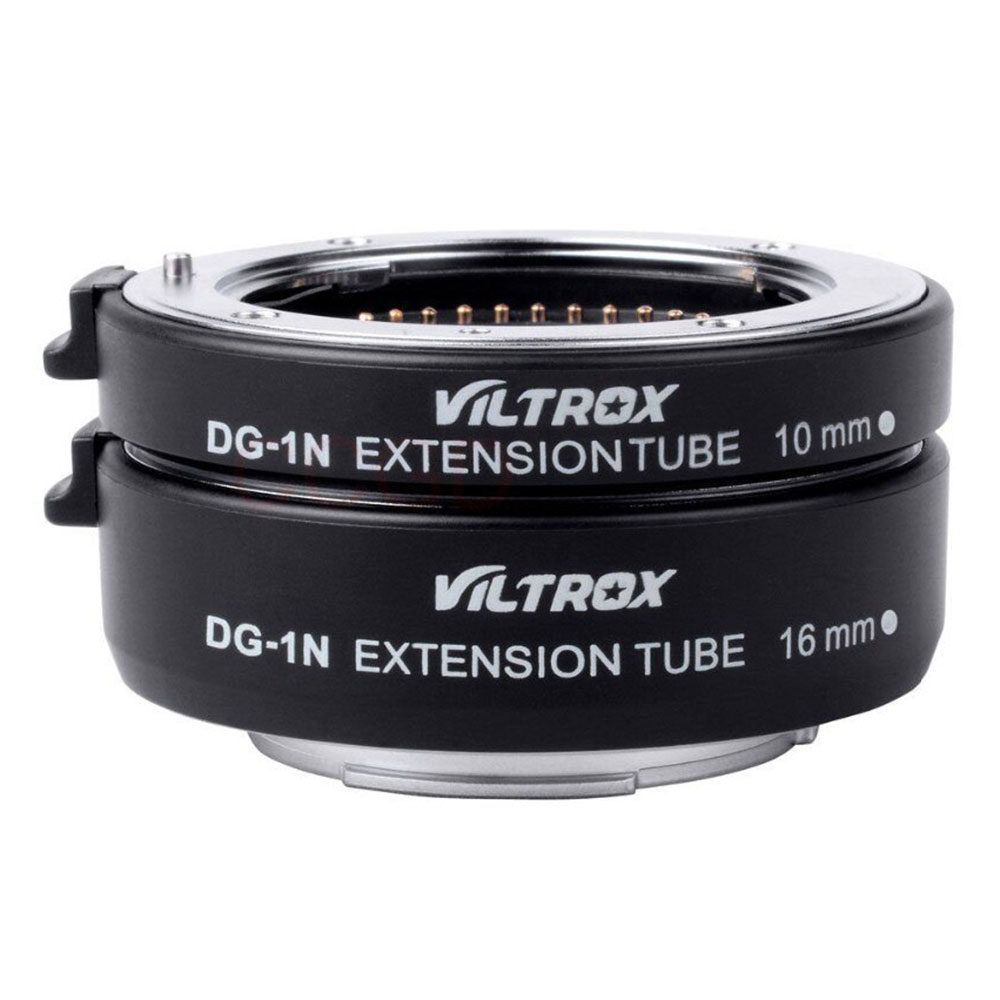 Kaksi Viltrox DG 1N automaattista jatkoputkea Nikon 1:lle (10mm ja 16mm) on pinottu yhteen valkoista taustaa vasten.