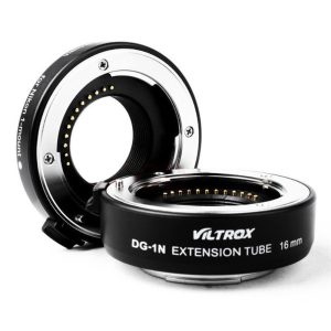 1560869730_232 Kaksi Viltrox DG 1N (10mm/16mm) automaattista jatkoputkea Nikon 1:lle, yksi pysty ja yksi litteä, elektroniset koskettimet ja "16mm" merkintä näkyvissä.