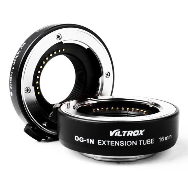 1560869730_232 Kaksi Viltrox DG 1N (10mm/16mm) automaattista jatkoputkea Nikon 1:lle, yksi pysty ja yksi litteä, elektroniset koskettimet ja "16mm" merkintä näkyvissä.
