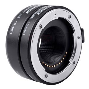 1560869732_930 Lähikuvassa näkyy kaksi Viltrox DG 1N (10mm/16mm) automaattista jatkoputkea Nikon 1 -kameroille, ja elektroniset koskettimet näkyvät sisärenkaassa valkoista taustaa vasten.