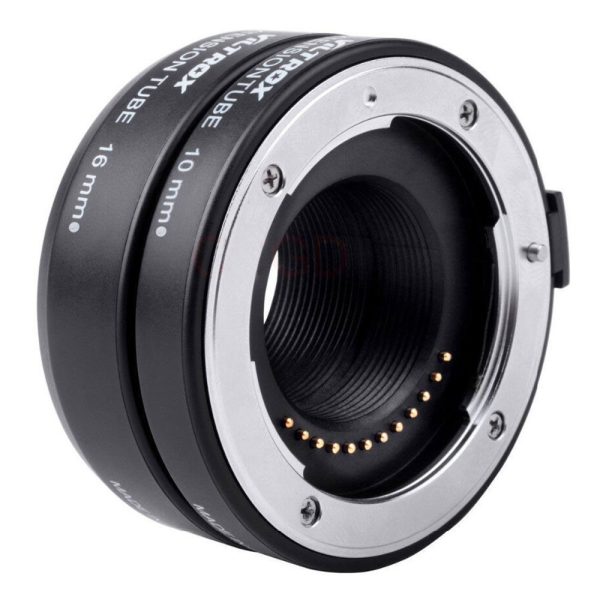 1560869732_930 Lähikuvassa näkyy kaksi Viltrox DG 1N (10mm/16mm) automaattista jatkoputkea Nikon 1 -kameroille, ja elektroniset koskettimet näkyvät sisärenkaassa valkoista taustaa vasten.