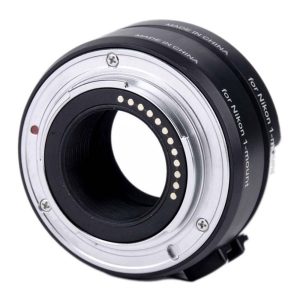 1560869735_480 Lähikuva Viltrox DG 1N (10mm/16mm) automaattisesta jatkoputkesta Nikon 1:lle, jossa näkyy sen metallinen kiinnitys, "Made in China" -merkintä ja elektroniset kontaktit sisärenkaan ympärillä.