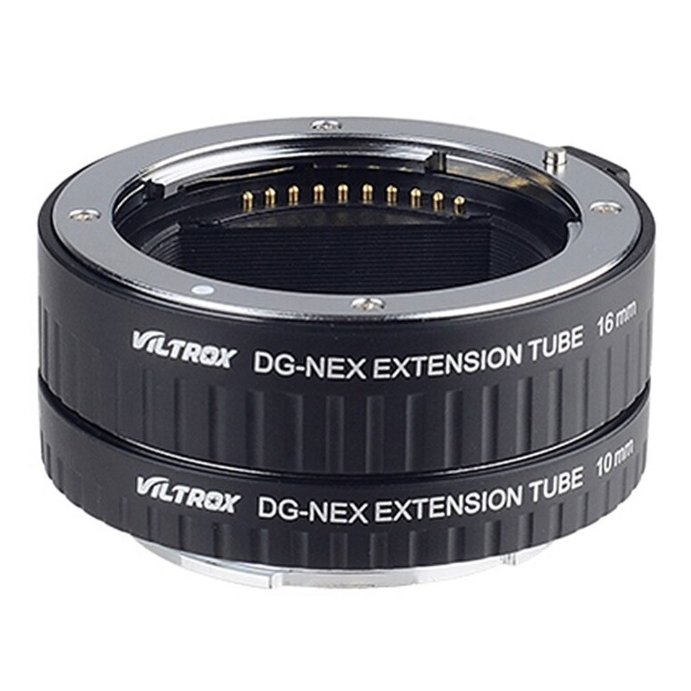 Kaksi mustaa Viltrox DG NEX Automatic Extension Tube -jatkoputkea (10mm ja 16mm) Sony NEX -kameroille, jotka on pinottu yhteen, lisäävät objektiivin ja sensorin välistä etäisyyttä makrokuvauksessa.