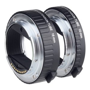 Kaksi Viltrox DG NEX (10mm/16mm) automaattista jatkoputkea Sony NEXille, jotka on suunniteltu lähikuvaukseen, seisovat pystyssä vierekkäin valkoista taustaa vasten.