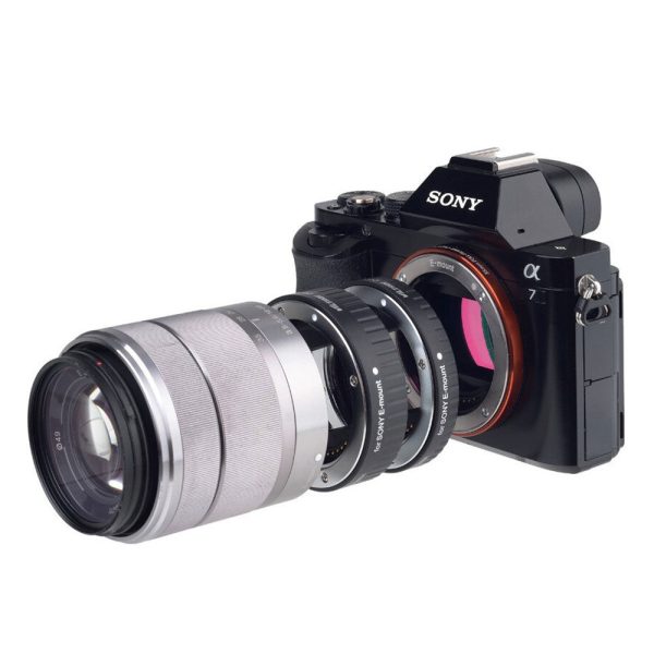 Sony Alpha 7 -kameran räjäytetty näkymä, jossa näkyy irrotettu objektiivi, Viltrox DG NEX (10mm/16mm) automaattinen jatkoputki FF Sony NEX ja objektiivin kiinnitys, kaikki kohdistettuna kameran rungon eteen valkoista taustaa vasten.