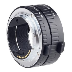 Lähikuvassa Viltrox DG NEX (10mm/16mm) Automatic Extension Tube FF for Sony NEX -objektiivista näkyy kaksi mustaa putkea, joissa on metalliset kiinnikkeet ja elektroniset liittimet ja jotka on suunniteltu makrokuvaukseen.