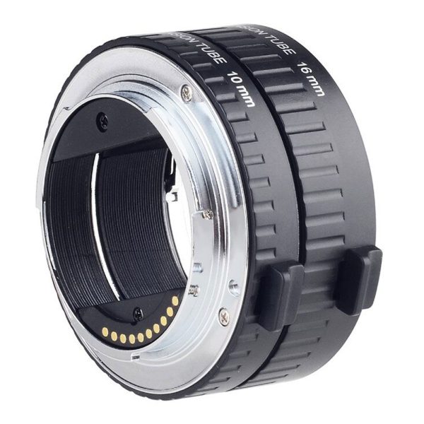 Lähikuvassa Viltrox DG NEX (10mm/16mm) Automatic Extension Tube FF for Sony NEX -objektiivista näkyy kaksi mustaa putkea, joissa on metalliset kiinnikkeet ja elektroniset liittimet ja jotka on suunniteltu makrokuvaukseen.