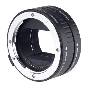 Lähikuva Viltrox DG NEX (10mm/16mm) Automatic Extension Tube for Sony NEX -laajennusputkesta Sony NEX -järjestelmään, joka on musta-hopea sovitinrengas, jossa on elektroniset kontaktit ja joka on suunniteltu kameran objektiivien liittämiseen Sony E-mount -kamerarunkoihin.