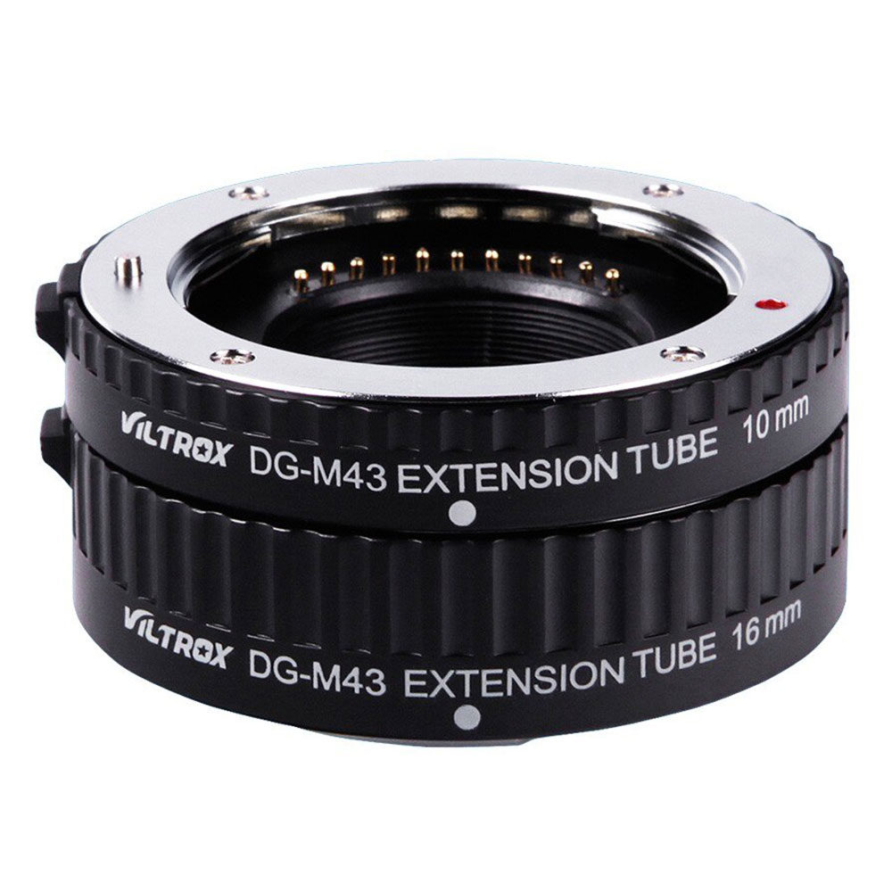 Kaksi mustaa Viltrox DG M43 (10mm/16mm) automaattista jatkoputkea MFT-kameroille kuvassa päällekkäin pinottuna, joissa on metalliset kiinnitysrenkaat ja elektroniset koskettimet.