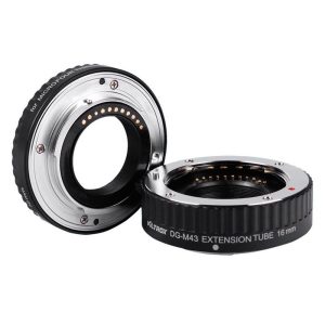 1560926203_879 Kaksi automaattista Viltrox DG M43 (10mm/16mm) -jatkoputkea Micro Four Thirds -objektiiville: toinen on pystyssä ja näyttää elektroniset kontaktit, toinen on tasainen ja näyttää tuoteselosteen.
