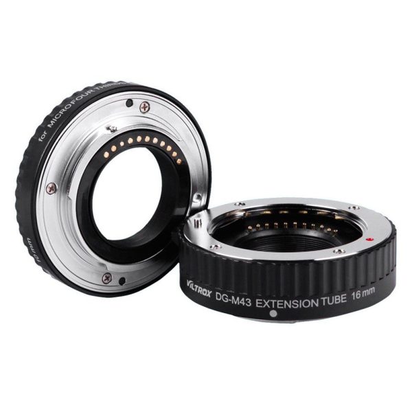 1560926203_879 Kaksi automaattista Viltrox DG M43 (10mm/16mm) -jatkoputkea Micro Four Thirds -objektiiville: toinen on pystyssä ja näyttää elektroniset kontaktit, toinen on tasainen ja näyttää tuoteselosteen.