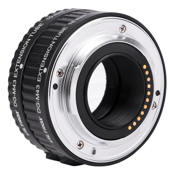 1560926206_707 Lähikuva Viltrox DG M43 (10mm/16mm) automaattisesta jatkoputkesta MFT Micro Four Thirds -kameroille, jossa korostuvat sen metallinen kiinnitys, elektroniset kontaktit ja kaiverretut mallitiedot.
