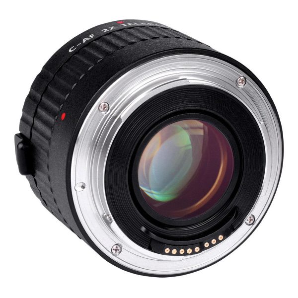 Lähikuva Viltrox Canon AF Teleconverter 2x:stä korostaa sen metallista kiinnitysrengasta, lasielementtejä, elektronisia kontakteja ja kuvioitua mustaa runkoa.