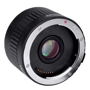 Lähikuva Viltrox Canon AF Teleconverter 2x:stä, jossa näkyy sen metallinen kiinnitys, elektroniset koskettimet ja lasinen linssielementti vinossa valkoisella taustalla.