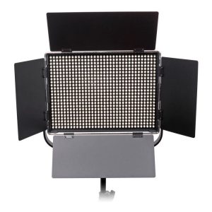 Viltrox VL D60T LED-valaisin, suorakulmainen studiovalaisin, jossa on neljä säädettävää mustaa lato-ovea jalustalla, on valaistu ja suunnattu eteenpäin valkoista taustaa vasten.