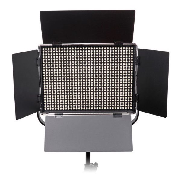 Viltrox VL D60T LED-valaisin, suorakulmainen studiovalaisin, jossa on neljä säädettävää mustaa lato-ovea jalustalla, on valaistu ja suunnattu eteenpäin valkoista taustaa vasten.