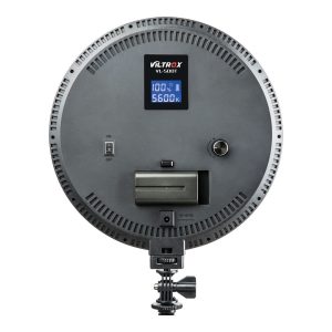 1561034463_556 Viltrox VL 500T -rengas-LED-valaisimen takakuva, jossa näkyvät ohjauspainikkeet, LCD-näyttö, paristopaikka, päälle/pois-kytkin, säätöpyörä ja kiinnike.