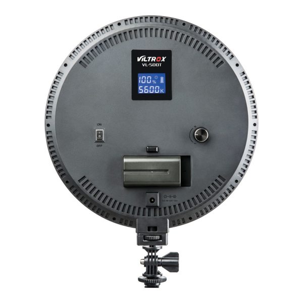 1561034463_556 Viltrox VL 500T -rengas-LED-valaisimen takakuva, jossa näkyvät ohjauspainikkeet, LCD-näyttö, paristopaikka, päälle/pois-kytkin, säätöpyörä ja kiinnike.