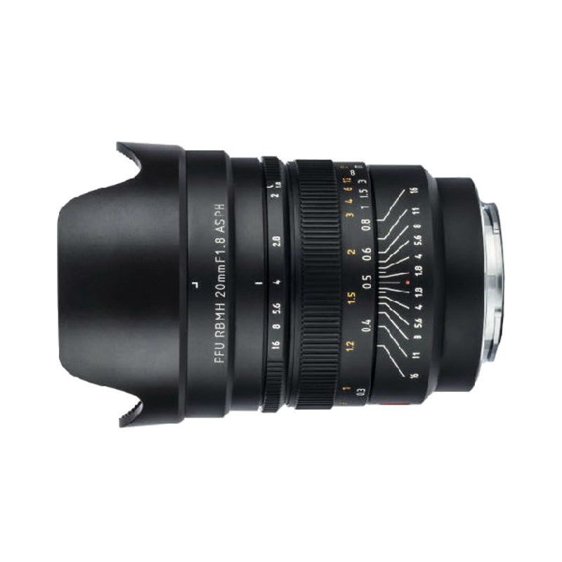 Musta Viltrox MF 20mm f/1.8 -objektiivi Nikon Z:lle, jossa on vastavalosuoja ja yksityiskohtaiset valkoiset ja oranssit tarkennus- ja aukkomerkinnät tynnyrissä, merkintä FFII 20mm F1.8 ASPH.