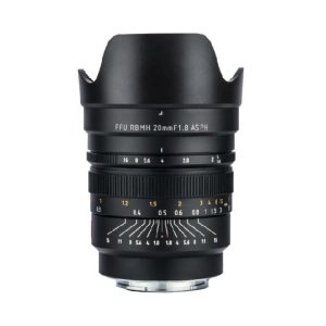 Viltrox MF 20mm f/1.8 -objektiivi Nikon Z:lle on musta laajakulmaobjektiivi, jossa on vastavalosuoja ja jossa on valkoisella ja oranssilla numeroinnilla varustetut tarkennus- ja aukkorenkaat.