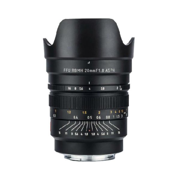 Viltrox MF 20mm f/1.8 -objektiivi Nikon Z:lle on musta laajakulmaobjektiivi, jossa on vastavalosuoja ja jossa on valkoisella ja oranssilla numeroinnilla varustetut tarkennus- ja aukkorenkaat.