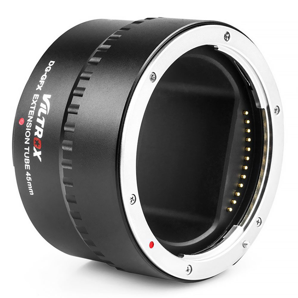 Viltrox DG GFX (45mm) Automaattinen jatkoputki Fuji GFX:lle sisältää mustan sylinterimäisen rungon, jonka molemmissa päissä on hopeanväriset kontaktit ja kiinnikkeet, ja sen sivussa on tuotemerkki ja tekniset tiedot.