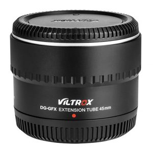 Viltrox DG GFX (45mm) automaattinen jatkoputki Fuji GFX mustana seisoo pystyssä, molemmissa päissä on linssinsuojukset ja sivussa valkoinen tuotemerkki.