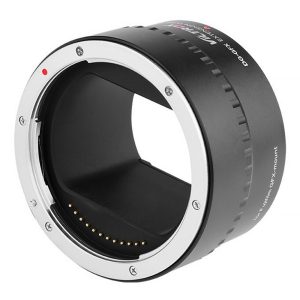 Lähikuva Viltrox DG GFX (45mm) automaattisesta jatkoputkesta Fuji GFX:lle, jossa on musta ja hopeinen muotoilu, näkyvät elektroniset kontaktit ja kiinnityspisteet erilaisten objektiivien liittämiseksi Fuji GFX -kameran runkoon.
