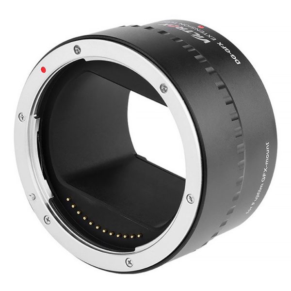 Lähikuva Viltrox DG GFX (45mm) automaattisesta jatkoputkesta Fuji GFX:lle, jossa on musta ja hopeinen muotoilu, näkyvät elektroniset kontaktit ja kiinnityspisteet erilaisten objektiivien liittämiseksi Fuji GFX -kameran runkoon.