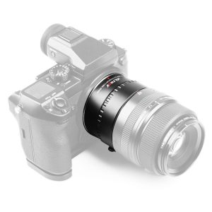 Viltrox DG GFX (45mm) automaattinen jatkoputki Fuji GFX:lle on kiinnitetty digitaalikameran rungon etuosaan, kamera on vaaleanharmaa ja jatkoputki on värillinen tuotteen korostamiseksi.