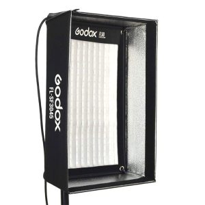 Musta suorakulmainen Godox Softbox + Grid for FL60 on asennettu jalustalle. Siinä on hopeanvärinen heijastava sisäpinta, näkyvä LED-ristikko sisällä, ja siinä näkyy Godoxin logo ja mallinumero sivulla.