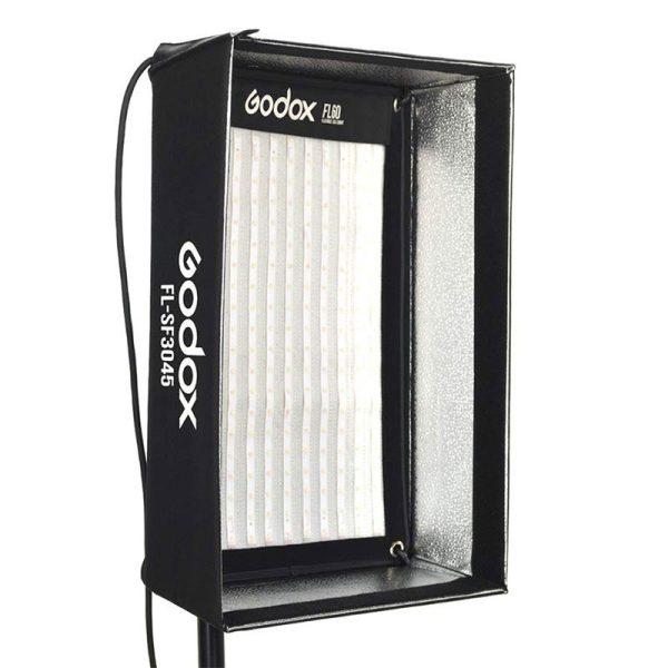 Musta suorakulmainen Godox Softbox + Grid for FL60 on asennettu jalustalle. Siinä on hopeanvärinen heijastava sisäpinta, näkyvä LED-ristikko sisällä, ja siinä näkyy Godoxin logo ja mallinumero sivulla.