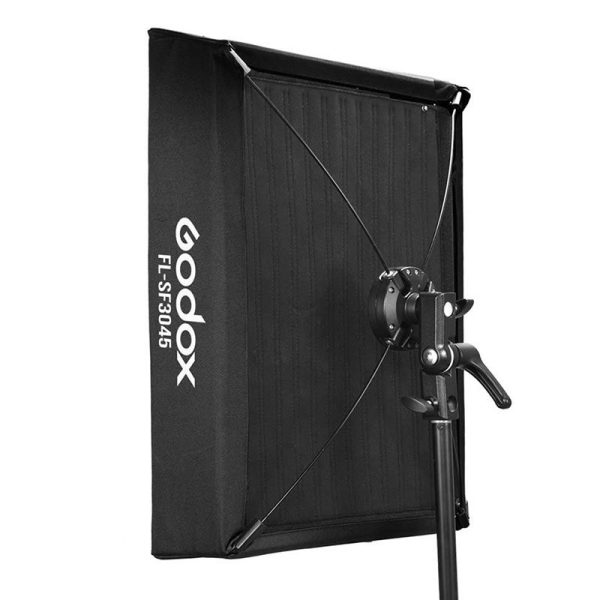 Musta Godox Softbox + Grid for FL60 on asennettu valaisinjalustaan, ja sen kyljessä on tuotteen nimi valkoisella tekstillä. Suorakulmainen softbox sisältää tukitangot rakennetta varten.