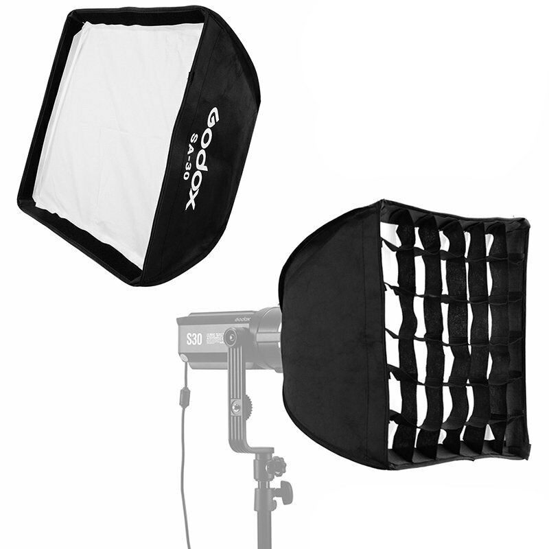 Kaksi näkymää Godox Softbox + Grid 30x30cm -valaisimesta: toisessa näkyy etupuoli valkoisella diffuusiopaneelilla ja toisessa takapuoli, johon on kiinnitetty irrotettava ritilä, molemmat asennettuna studiovalaisimeen.