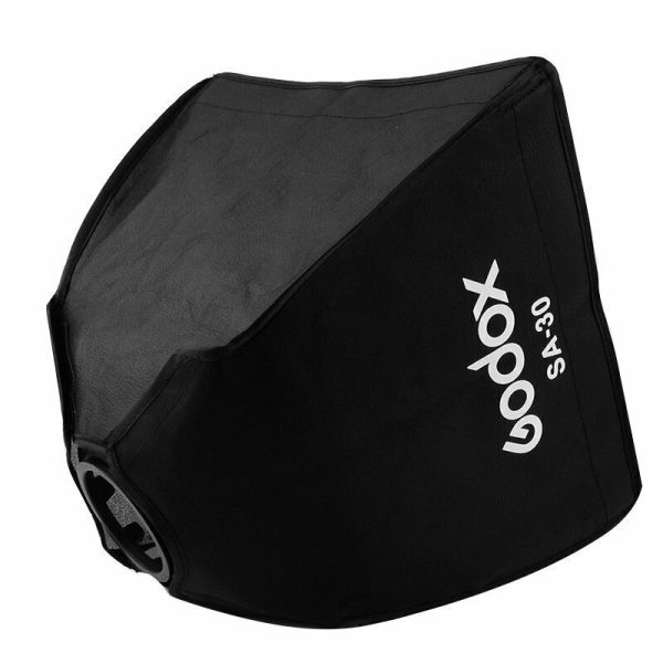 Musta Godox Softbox + Grid 30x30cm, joka on suunniteltu valokuvausvalaistukseen. Siinä näkyy tuotemerkki ja malli sivulla, ja siinä on avoin etuosa valon hajottamiseksi.