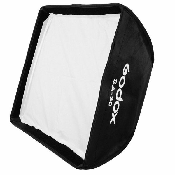 Mustavalkoinen Godox Softbox + Grid 30x30cm, jota käytetään valokuvauksen valaistukseen, on esillä valkoista taustaa vasten, ja sen sivulle on painettu Godoxin logo ja mallin nimi valkoisin kirjaimin.